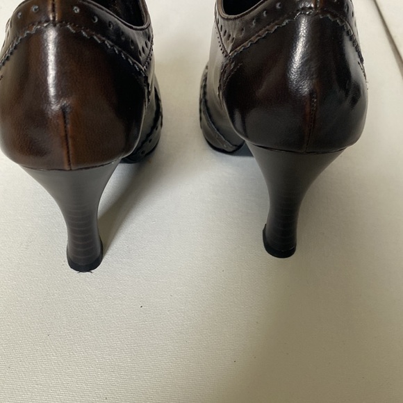 NWT Bongo Brown “Look Sharp” Stacked Heel Pumps - Picture 4 of 7